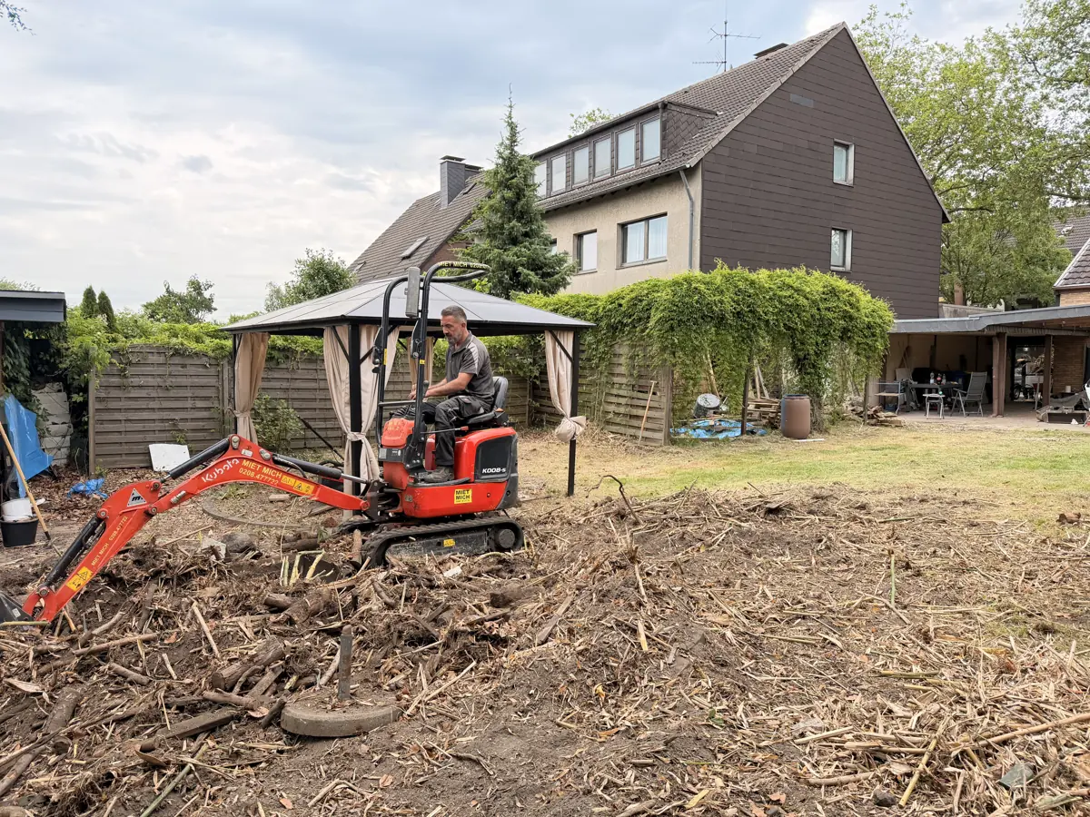 Arbeiten mit einem Minibagger auf einem Gartengrundstück