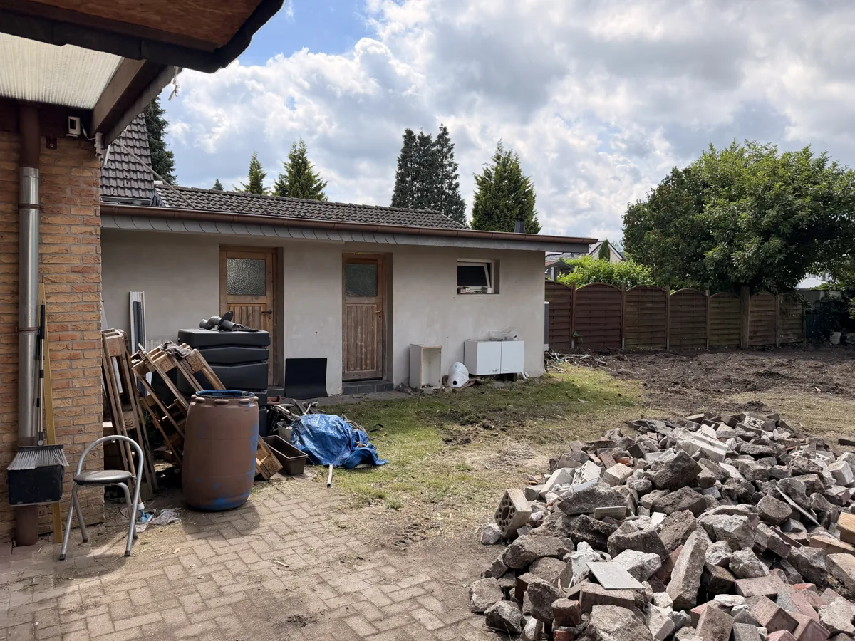 Gartengrundstück während der Räumarbeiten